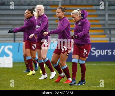 Londra, INGHILTERRA - 12 gennaio: L-R Grace Fisk of West Ham United WFC Victoria Kiszkis of West Ham United WFC e Adriana Leon of West Ham United WFC durante il riscaldamento pre-partita durante la Barclays fa Women's Super League tra Tottenham Hotspur e West Ham United allo Hive Stadium, Londra, UK, il 12 gennaio 2020. (Foto di AFS/Espa-Images) Foto Stock