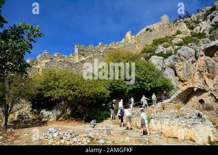 Kyrenia, Cipro - Ottobre 17th 2015: Turisti non identificati attraverso visite turistiche di impressionante fortezza medievale di San Hilarion Foto Stock
