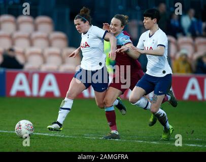 Londra, INGHILTERRA - 12 gennaio:.L-R Emma Mitchell di Tottenham Hotspur Ladies Martha Thomas of West Ham United WFC e Ashleigh Neville di Tottenham Hotspur Ladies durante Barclays fa Women's Super League tra Tottenham Hotspur e West Ham United allo Hive Stadium, Londra, UK, il 12 gennaio 2020. (Foto di AFS/Espa-Images) Foto Stock