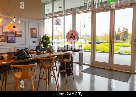 Grande apertura a Joe e la Posizione Del Succo nel City Center Bishop Ranch, San Ramon, California, 26 novembre 2019. Joe and the Juice è un esclusivo juice bar e caffetteria con diverse posizioni nella zona della Baia di San Francisco. () Foto Stock