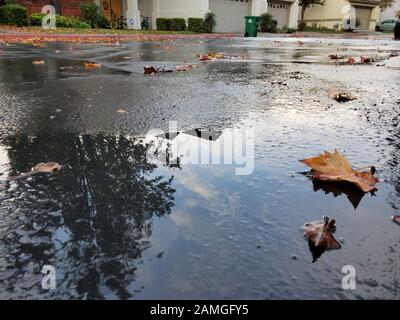 Le strade erano slick per la stagione di corsa di Ringraziamento occupata dopo il primo rainstorm principale della stagione piovosa 2019-2020 nella zona della baia di San Francisco, San Ramon, California, 27 novembre 2019. () Foto Stock