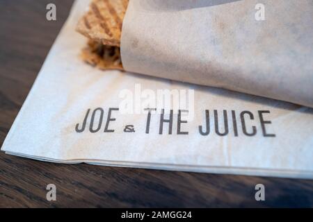 Grande apertura a Joe e la Posizione Del Succo nel City Center Bishop Ranch, San Ramon, California, 26 novembre 2019. Joe and the Juice è un esclusivo juice bar e caffetteria con diverse posizioni nella zona della Baia di San Francisco. () Foto Stock