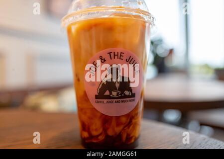 Grande apertura a Joe e la Posizione Del Succo nel City Center Bishop Ranch, San Ramon, California, 26 novembre 2019. Joe and the Juice è un esclusivo juice bar e caffetteria con diverse posizioni nella zona della Baia di San Francisco. () Foto Stock