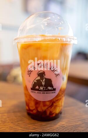 Grande apertura a Joe e la Posizione Del Succo nel City Center Bishop Ranch, San Ramon, California, 26 novembre 2019. Joe and the Juice è un esclusivo juice bar e caffetteria con diverse posizioni nella zona della Baia di San Francisco. () Foto Stock