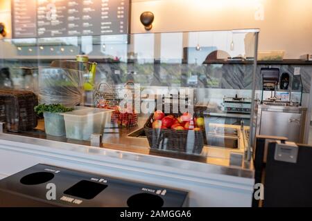 Grande apertura a Joe e la Posizione Del Succo nel City Center Bishop Ranch, San Ramon, California, 26 novembre 2019. Joe and the Juice è un esclusivo juice bar e caffetteria con diverse posizioni nella zona della Baia di San Francisco. () Foto Stock