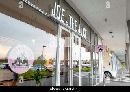 Grande apertura a Joe e la Posizione Del Succo nel City Center Bishop Ranch, San Ramon, California, 26 novembre 2019. Joe and the Juice è un esclusivo juice bar e caffetteria con diverse posizioni nella zona della Baia di San Francisco. () Foto Stock