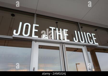 Grande apertura a Joe e la Posizione Del Succo nel City Center Bishop Ranch, San Ramon, California, 26 novembre 2019. Joe and the Juice è un esclusivo juice bar e caffetteria con diverse posizioni nella zona della Baia di San Francisco. () Foto Stock