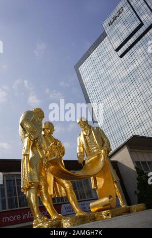 Statue Di Matthew Boulton, James Watt E William Murdoch In Broad Street Birmingham, Inghilterra, Vicino All'Hyatt Hotel, Centenary Square, Foto Stock