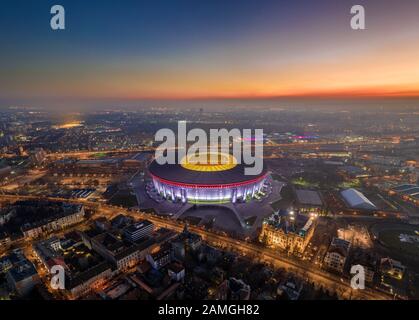 Budapest, Ungheria - veduta panoramica aerea di Budapest al tramonto con un tramonto d'oro. Questa vista include il nuovissimo Stadio illuminato Ferenc Puskas Foto Stock