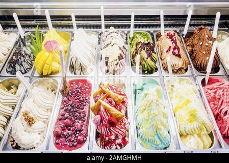 Classic gourmet Italiani gelatto gelato Gelato display in negozio Foto Stock