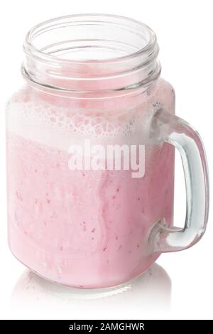 Frullato di fragola o milkshake in un vasetto di mason, isolato Foto Stock