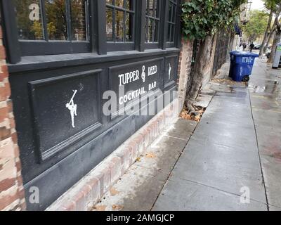 Tupper e Reed cocktail bar, un ristorante nel quartiere North Shattuck di Berkeley, California, 30 novembre 2019. Precedentemente conosciuto come il Ghetto Gourmet, il quartiere di North Shattuck è conosciuto come il luogo di nascita del movimento alimentare New American. () Foto Stock