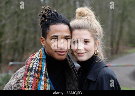 Giovane coppia studentesca interculturale e felice durante una passeggiata invernale a Bottrop, Germania. Foto Stock
