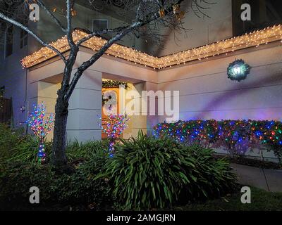 Una casa è decorata con luci di vacanza elaborate o luci di Natale a San Ramon, California, 11 dicembre 2019. () Foto Stock