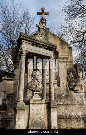 Tomba commemorativa ornata di Delphine de Cambaceres nel cimitero di Père Lachaise, Parigi 75020, Francia. Foto Stock