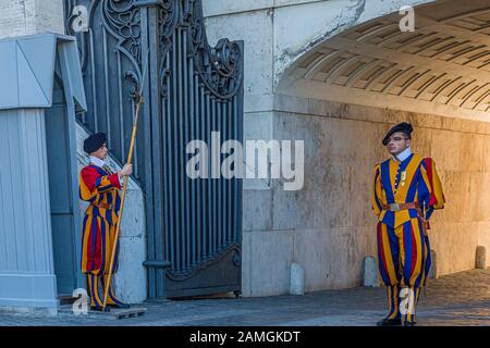 Due Guardie Svizzere In Vaticano Foto Stock