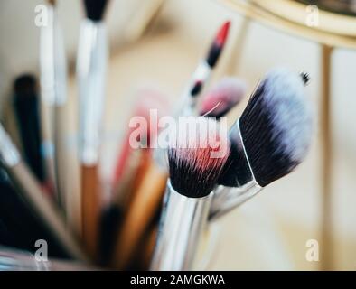 Molti pennelli per il trucco diversi nello studio dell'artista Foto Stock