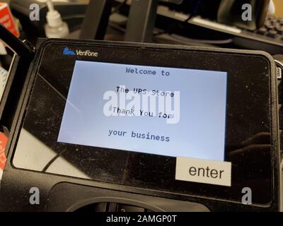 Primo piano del lettore di auto di credito con lettura del testo Benvenuti al negozio UPS, che fa riferimento alla posizione al dettaglio della catena di spedizione United Parcel Service (UPS), San Ramon, California, 28 dicembre 2019. () Foto Stock