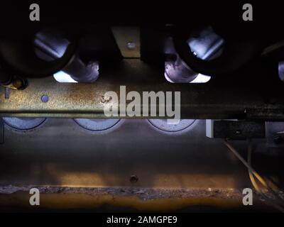 Primo piano di fiamme su un gas naturale, bruciatore di forni a combustibile fossile nel sistema HVAC di una casa suburbana, San Ramon, California, 29 dicembre 2019. () Foto Stock