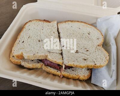 Primo piano di sandwich di pastrami sul pane di segale nel contenitore da asporto di Wise Sons, un deli in stile Kosher ebraico a Larkspur, California, che serve piatti tradizionali ebraici Ashkenazi, il 31 dicembre 2019. () Foto Stock