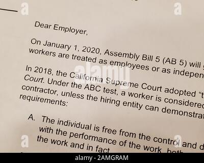 Primo piano di testo che fa riferimento alla California AB5, una legge che modificherebbe lo status di molti contraenti indipendenti in California, in una lettera emessa dallo Stato ai datori di lavoro, San Ramon, California, 9 gennaio 2020. () Foto Stock