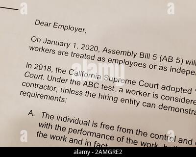 Primo piano di testo che fa riferimento alla California AB5, una legge che modificherebbe lo status di molti contraenti indipendenti in California, in una lettera emessa dallo Stato ai datori di lavoro, San Ramon, California, 9 gennaio 2020. () Foto Stock