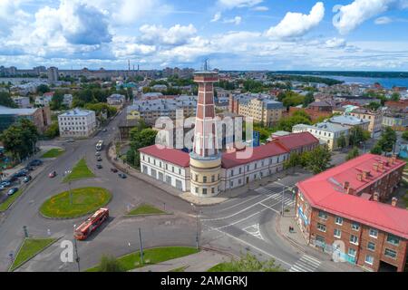 Vecchia torre del fuoco nel paesaggio urbano in un giorno di luglio (fotografia aerea). Rybsk, Russia Foto Stock