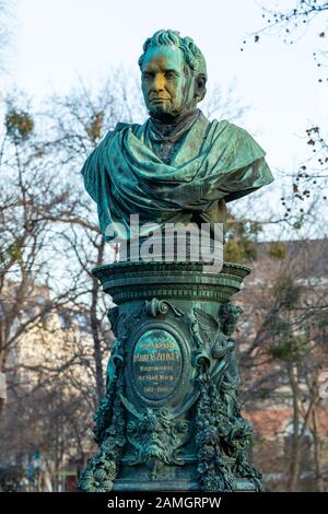 Monumento di Andreas Zelinka (sindaco della città di Vienna dal 1861 al 1868) a Vienna (Austria) in una giornata torbida in inverno Foto Stock