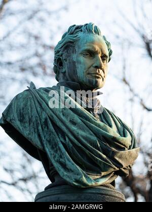 Monumento di Andreas Zelinka (sindaco della città di Vienna dal 1861 al 1868) a Vienna (Austria) in una giornata torbida in inverno Foto Stock