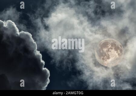 Nuvoloso luna piena cielo notturno Foto Stock