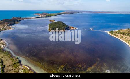 Drone vista aerea sulla isolato Monastero di Santa Maria sul Zvernec isola (Narta Laguna, Valona Albania) Foto Stock