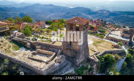Drone vista aerea su con le rovine del castello di Kruje in Albania Foto Stock