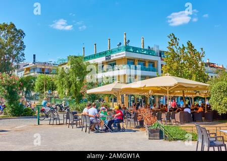 Atene, Grecia - 21 settembre 2019: Persone in una caffetteria all'aperto ad Atene nella giornata di sole Foto Stock