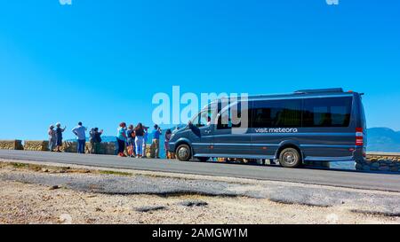 Meteora, Kalambaka, Grecia - 18 settembre 2019: Gruppo di turisti e autobus per escursioni guidate a Meteora Foto Stock