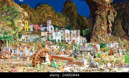 Candelaria, Tenerife, Spagna - 12 dicembre 2019: Belen di Natale - Statuette di persone e case in miniatura raffiguranti la vita dell'antica Betlemme Foto Stock