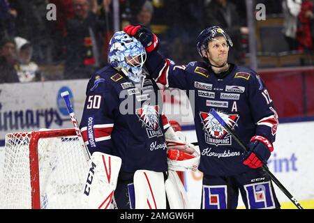 Linkoping, il portiere svedese di 20200111Linköping n° 50 Jonas Gustavsson e n° 12 Sebastian Karlsson dopo il match di sabato in SHL tra Linköping HC e Brynäs SE in Saab arena. Foto Jeppe Gustafsson Foto Stock