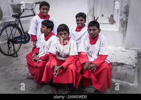 Chennai, India - 18 agosto 2018: ministranti pronti per la santa Messa nel cortile di San Tommaso cattedrale Foto Stock