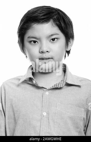 Volto di cute ragazzo giapponese in bianco e nero Foto Stock