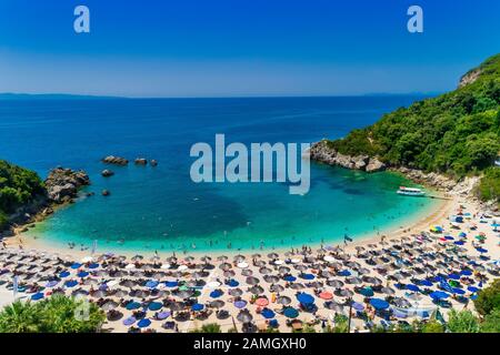 Veduta aerea della spiaggia di Sarakiniko con mare turchese nella zona di Parga, Mar Ionio, Epiro, Grecia Foto Stock