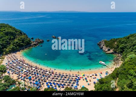 Veduta aerea della spiaggia di Sarakiniko con mare turchese nella zona di Parga, Mar Ionio, Epiro, Grecia Foto Stock