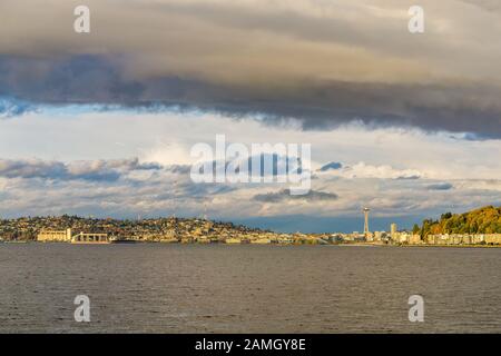 Una vista di condomini ad Alki Beach e la skyline di Seattle. Una vista di condomini ad Alki Beach e la skyline di Seattle.