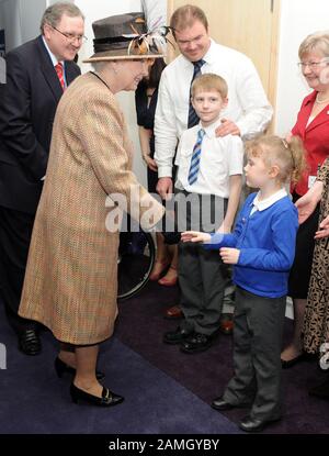 9 anni George Taylor ufficiale club di campagna per la legione britannica incontro il H.M. la Regina all'apertura della nuova legione britannica nel 2009. Foto Stock