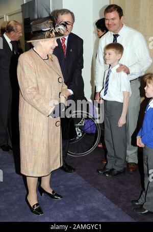 9 anni George Taylor ufficiale club campagna per la legione britannica incontro il H.M. la Regina all'apertura della nuova legione britannica sede nel sud di Londra. Foto Stock