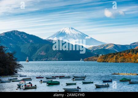 Giorno scena autunnale di montagna Fuji, Lago Ashinoko e barche, Hakone, Giappone, viaggio sfondo Foto Stock