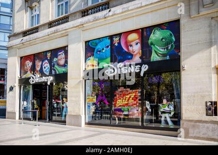 Parigi/Francia - 10 Settembre 2019 : l'entrata del negozio Disney sul viale degli Champs-Elysees Foto Stock