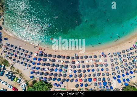 Veduta aerea della spiaggia di Sarakiniko con mare turchese nella zona di Parga, Mar Ionio, Epiro, Grecia Foto Stock