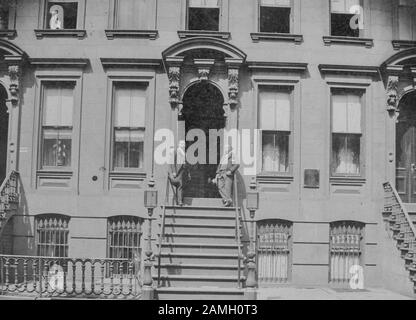 Fotografia in bianco e nero del Toussaint L' Overture Club nei Figli del New York Club Building, situato sulla 30th Street a New York City, New York, USA, 1880. Dalla Biblioteca Pubblica Di New York. () Foto Stock