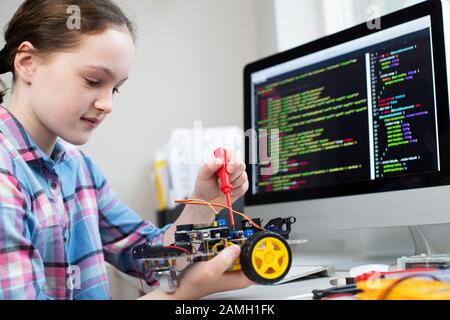 Studente Femminile Costruzione Robot Car In School Science Lezione Foto Stock