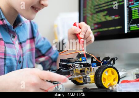 Studente Femminile Costruzione Robot Car In School Science Lezione Foto Stock