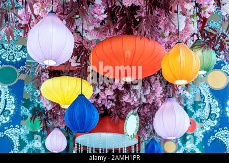 Lanterne cinesi multicolore con fiori sullo sfondo del giorno Foto Stock